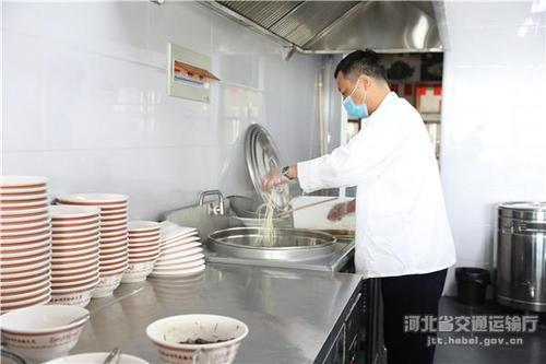 河北京张高速服务区部分恢复餐饮服务图